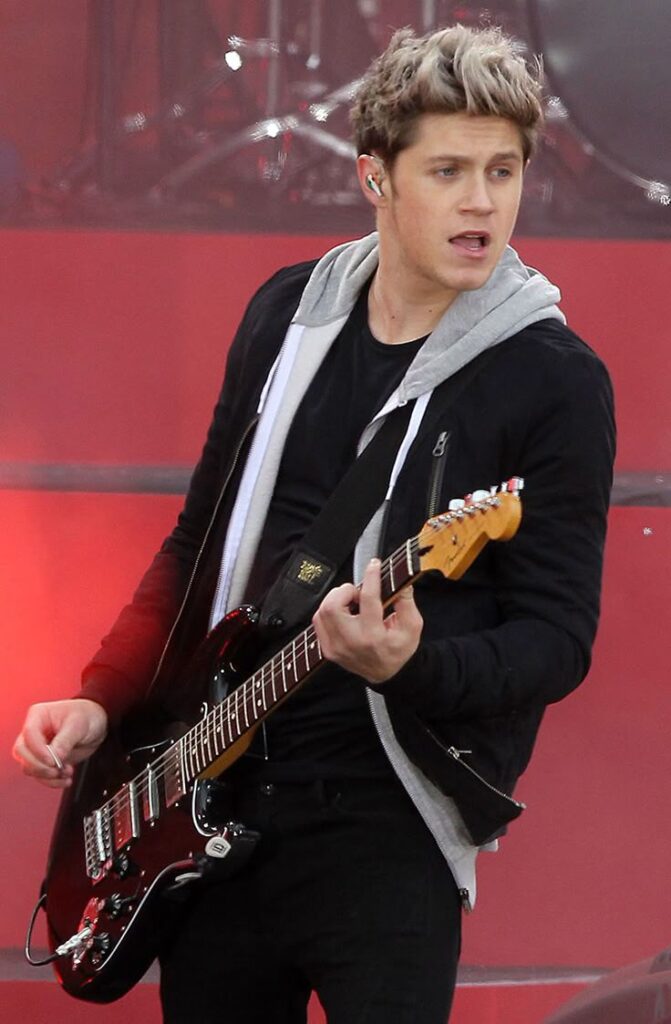 Nial Horan with a gutiar